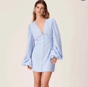 Ljusblå blommig klänning med v-ringning från Adoore - Super fin klänning från Adoore som bara kommit till användning en gång🥰 