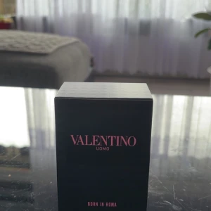Valentino Uomo Born In Roma Eau de Toilette - Exklusiv herrparfym från Valentino, Born In Roma. Flaskan har en unik, nitat design i genomskinligt glas med svart och rosa detaljer. Kommer i originalförpackning med modern och lyxig känsla. Perfekt för dig som vill sticka ut.