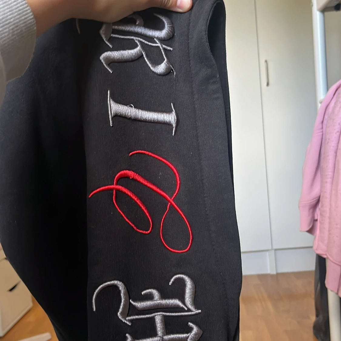 Svart hoodie från Hoodrich med broderade detaljer - 3