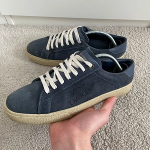 Saint Laurent skor  - Säljer dessa riktigt eftertraktade Saint Laurent skor! | Storlek 40,5 men passar upp till 41,5 | Skick 8/10 | Nypris +7000kr, säljer endast för 3199kr | Inget og medföljer | Hör av dig vid frågor!