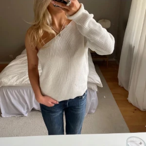 oneshoulder tröja - Säljer en vit stickad oneshoulder tröja från nakd💕lite sönder, vilket inte syns alls när man har på den där lappen satt innan | fråga innan du köper