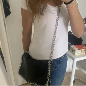 Tiamo axel väska  - En svart tiamo väska men kedje band, köpt för 500 och säljer för 300 men pris går att diskutera. Om du vill ha fler bilder så är det bara att säga till (skickar från Stocholm Ekerö)