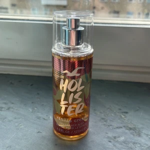 Hollister body mist - Body mist från Hollister i doften Vanilla Cream 🦢Använt typ 2 gånger så i princip helt full. Går inte att beställa någonstans längre vad jag kan se! 