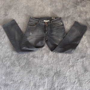 Jacob cohën - Säljer nu dessa feta jeans från Jacob cohën modellen är PRMJ i en grå tvätt med slitningar, jeansen är slimfit och skicket är 10/10 och storleken är 31.                                                           Pris 750kr