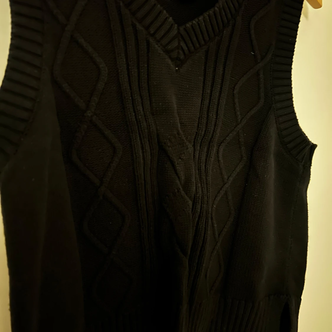 Svart stickad väst från Monki - 2