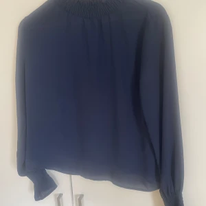 Jättefin blå blus  - Från SHEIN i storlek S 