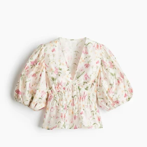 Blommig blus med puffärmar - Superfin blommig blus med v-ringning och voluminösa puffärmar. Slutsåld. Storlek M