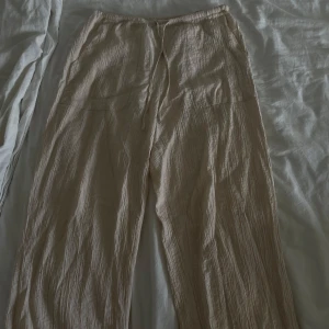 Beige pösiga byxor  - Supersnygga beiga pösiga byxor från Zara, linnebyxor ish i passformen!! Säljer då de är för stora på mig, men de är i bra skick! Färgen och materialet syns bättre på sista bilden