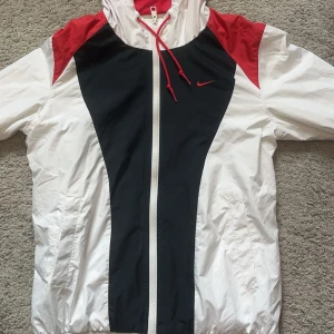 Vintage Nike vindjacka - Snygg vintage vindjacka från Nike i dam modell. Storlek S men skulle nog säga att den passar xs oxå