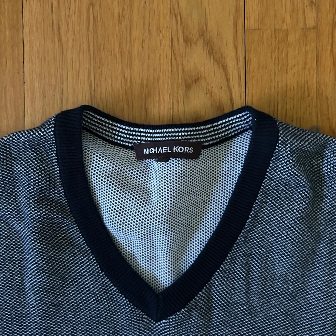 Grå v-ringad tröja från Michael Kors - 1