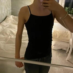Svart linnetopp - Säljer ett svart basic linne från H&M. Den är i väldigt bra skick men den har ingen användning längre för mig.