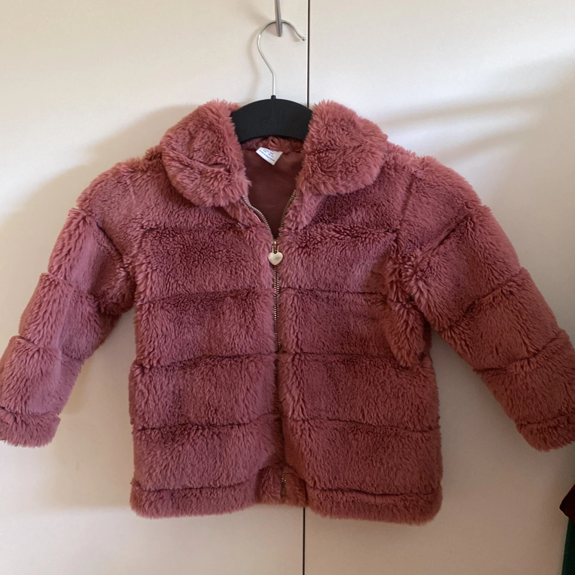 Rosa pälsjacka från Lindex Kids