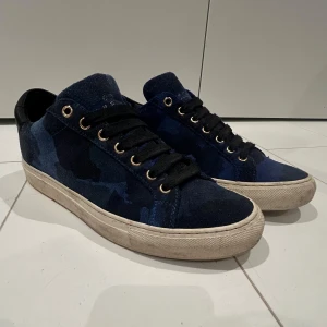 Camoflage Sneakers - Säljer dessa riktigt snygga skor med blåa camoflage mönster. Mycket bra skick. Pris kan diskuteras vid snabb affär. Skriv vid minsta lilla intresset.