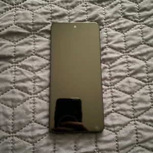 Huawei P Smart 2021 - Det här är ingen bok, utan en Huawei P smart 2021 smartphone med tillhörande originalkartong, laddare och SIM-verktyg. Perfekt för dig som söker en prisvärd och modern mobiltelefon. Mobilen funkar jättebra, inga problem och aldrig använt men jag öppnar den men aldrig använt den så den är helt nytt mobil  128 GB  Mobilen batterihälsa är 100% och du får den med laddare också  Kan skicka mer bilder om du vill  Skriv till mig och vi diskuterar om priset