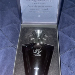 Afnan Turathi Eau de Parfum 90ml - Exklusiv parfym från Afnan, Turathi, i en elegant svart och silverfärgad flaska med unikt geometriskt formspråk. Flaskan rymmer 90 ml Eau de Parfum och levereras i en lyxig presentförpackning. Perfekt för dig som vill ha en sofistikerad och modern doft.