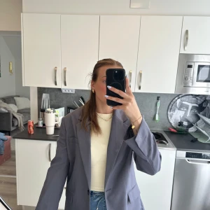 Kavaj Bershka - Helt ny kavaj köpt på Bershka i Spanien. Lite mer loose i modellen, färgen är grå/blå 🩵