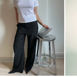 Kostymbyxor Djerf Avenue  - Säljer ett par klassiska svarta kostymbyxor med normal passform och raka, vida ben. Byxorna har diskreta fickor bak och hällor för bälte. Byxorna är oversize i modellen! Endast använda ett fåtal gånger. Stl XS. Nypris är 1500kr 