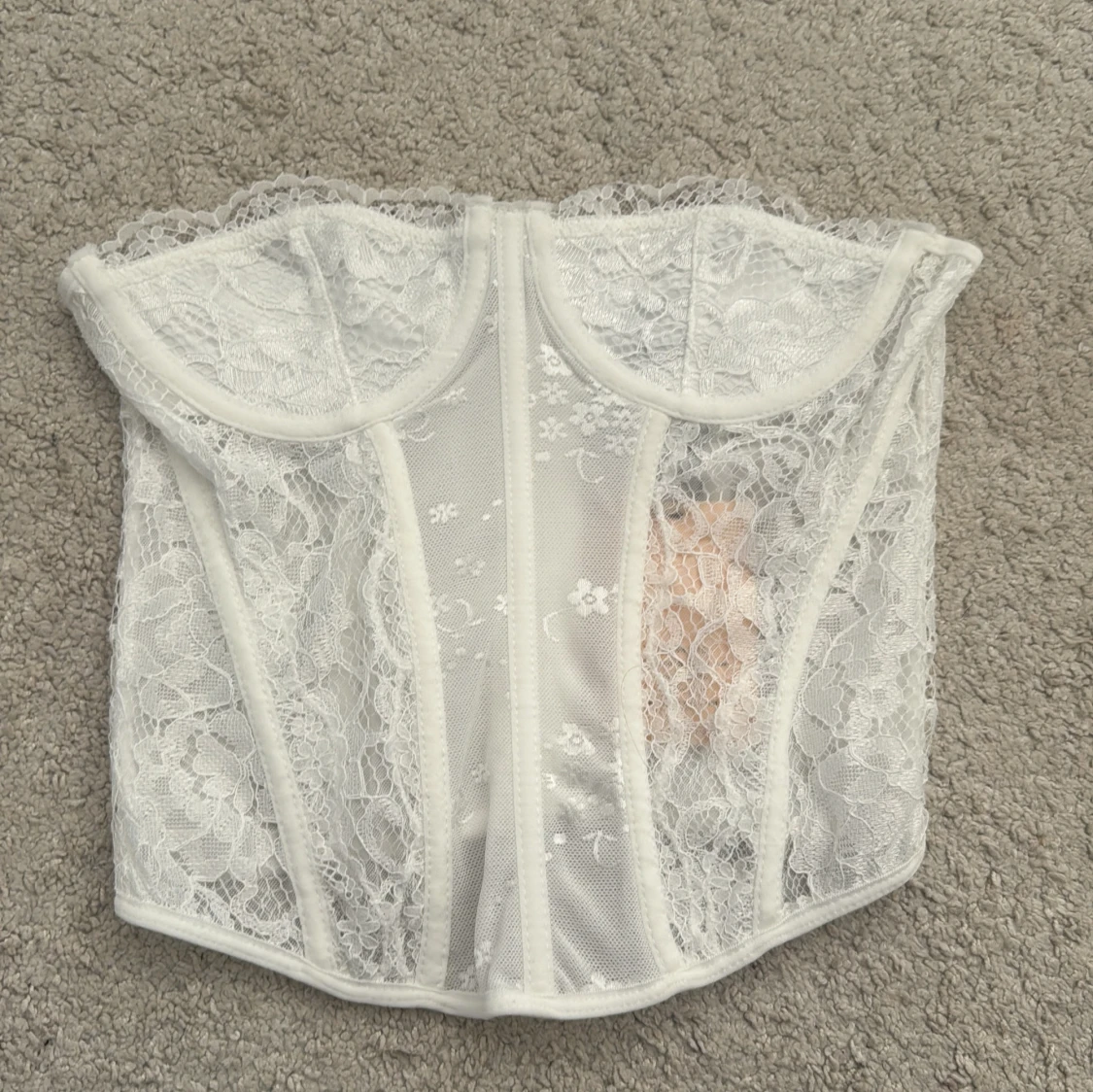 Vit spetskorsett med dragkedja