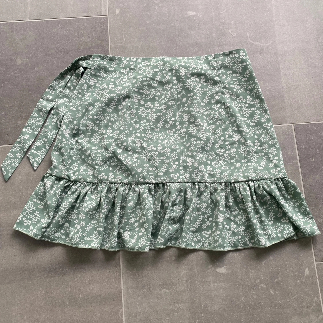 Grön blommig kjol med volang