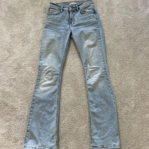 Ljusblå lågmidjade jeans  - Ljusblå lågmidjade jeans från Gina i bra skick och storlek 34.