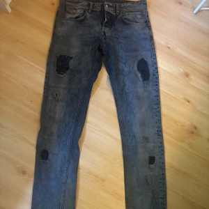 Dolce&Gabbana Jeans - Blå jeans från dolce&gabbana, storlek 31/31. Alla slitningar är från fabrik! 