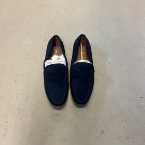 Polo Ralph Lauren Loafers - Blå - EUR 44 - Ett par stilrena loafers från Polo Ralph Lauren i en snygg blå färg. Helt nya.  Nypris 2095kr kanske inte riktigt samma blåa nyans som bilden.
