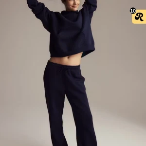 Mörkblå hoodie från Basically Basic XS - Mörkblå croppad hoodie från Basically Basic i mjuk bomullsmix. Klassisk modell med huva, magficka och ribbade muddar. Perfekt till chill eller streetwear. Snygg loose fit och lång ärm.