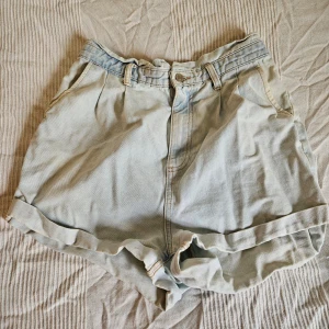High waist jeanshorts - Vida jeansshorts, hög midja. Bekväma och nice. Lite urtvättade kanske, men nice ljusblå färg.