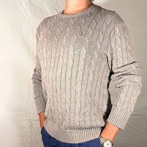 Ralph Lauren tröja - Hej säljer nu min fina Ralph Lauren kabelstickade tröja i storlek L. Den är i nyskick och kommer vara otroligt snigg i höst/vinter. Nypris cirka 2400kr!🍾🌊
