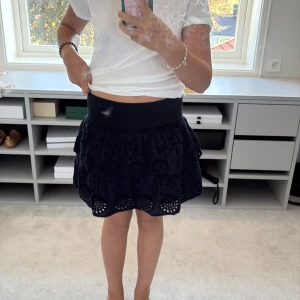 Gullig kjol från Kappahl 💗 - Jätte fin låg midjad kjol! Med fina mönster på(skriv för mer info)💕