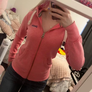 Hoodie - Riktigt bekväm men kommer inte till användning då jag har flera.                                  Skriv om ni undrar nått🫶🏻