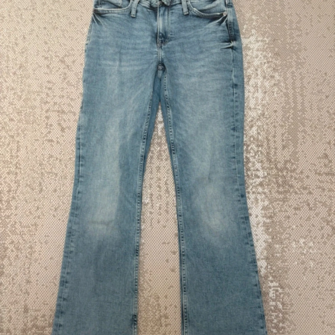 Ljusblå bootcut jeans från H&M