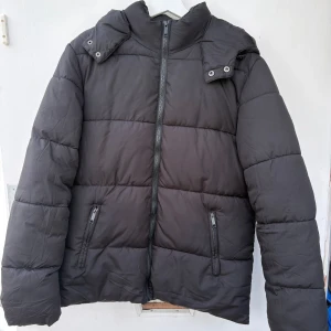 Perfekta vinterjackan - Jag säljer min vinterjacka som jag knappast använt. Den ser riktigt bra ut och liknar många populära vinterjackor❄️snörlåset har lossnat men man kan enkelt putta in den igen. Annars ser den som ny ut