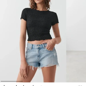 Blå jeansshorts från Perfect Jeans - Säljer mina lågmidjade jeansshorts från Gina då dom är försmå, använd endast några få gånger!❤️