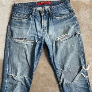 Raka slitna jeans - Säljer dessa supersnygga jeans då de inte kommer till användning! De är raka och låga i modellen och snygga till allt! Midjemått rakt över: ca 40.5 cm, Innerbenslängd: ca 80cm! De har en liten fläck på framsidan vilket inte syns när man har de på sig. Pris går att diskutera vid snabb affär💕