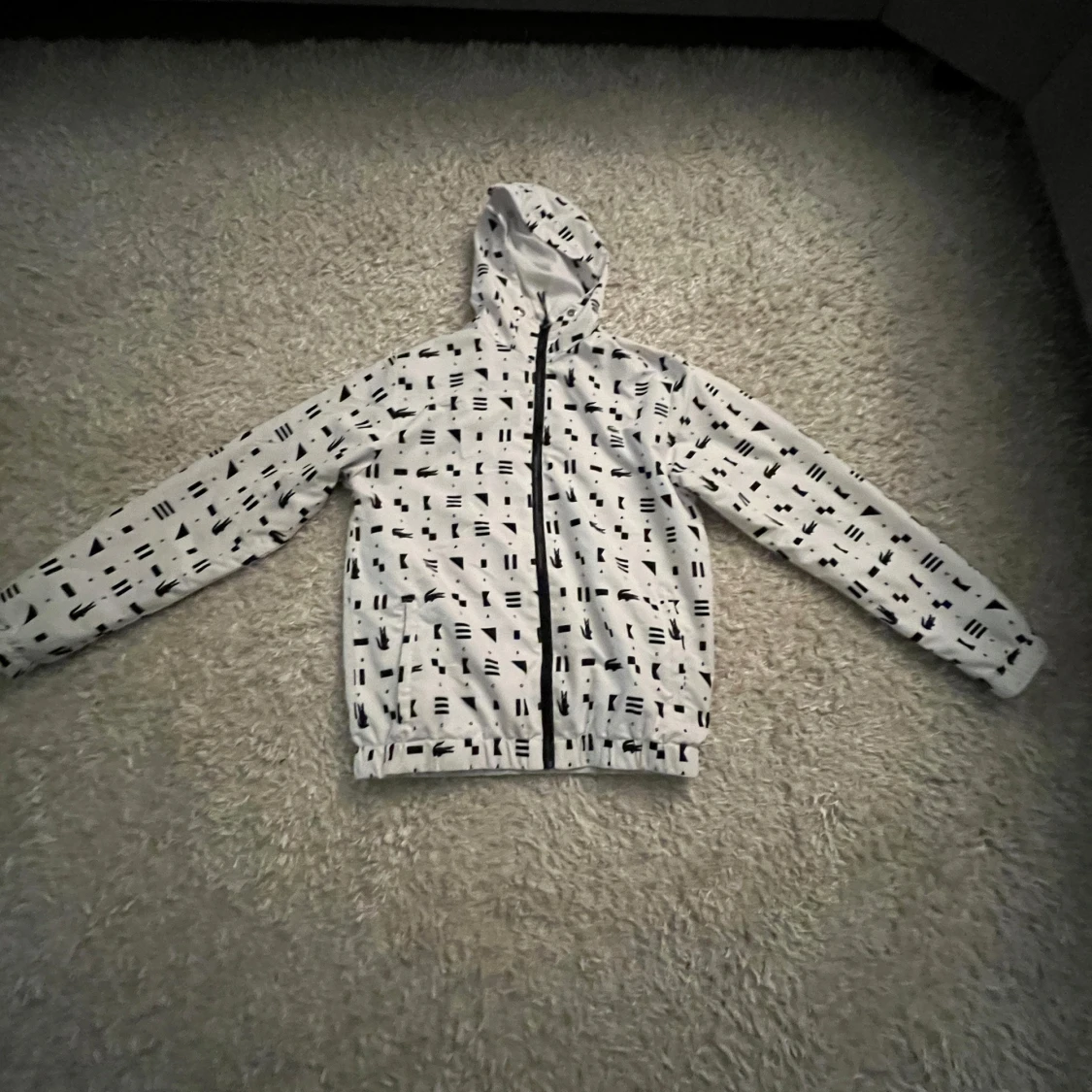 Vit vindjacka med svart mönster