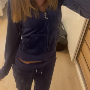 Juicy couture set blått - Blått Juicy couture sett för 500kr men om man bara vill köpa koftan/byxorna är det 300kr styck.