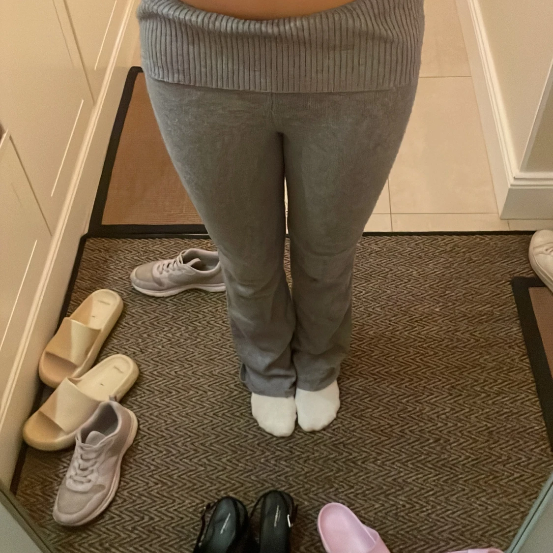 Grå stickade byxor från Gina Tricot - 2