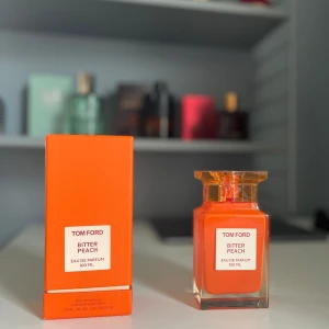 Tom Ford Bitter Peach EdP 100ml - Tom Ford Bitter Peach Eau de Parfum 100 ml med ikonisk fyrkantig flaska i orange glas och matchande orange kartong. Flaskan har en exklusiv design med tydlig etikett framtill. Perfekt för dig som gillar fruktiga och lyxiga dofter. Ungefär 65 ml kvar. Tyvärr trasig kork så säljer den därför för ett billigt pris. Pris går att diskutera😊