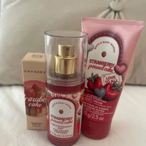 Bath and bodyworks strawberry pound cake - Säljer alla dessa 3 till paketpris. 1 body mist, 1 body lotion och 1 strawberry cake perfume oil. Parfymen och oljan är i full skick ny men body lotionen är testad ungefär 80% finns kvar av den.