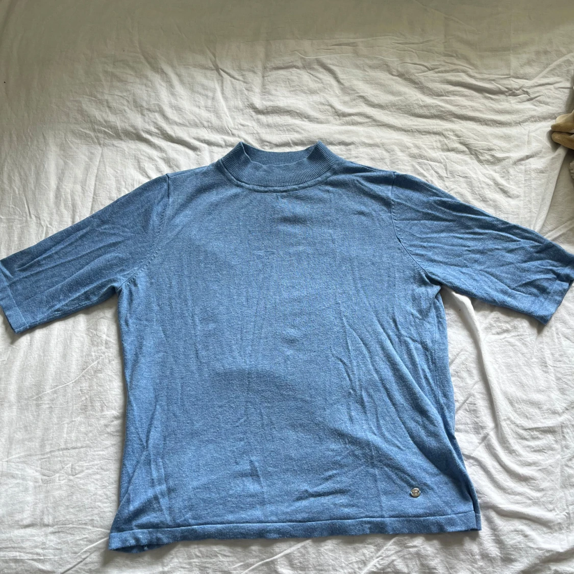 Blå polotopp med halvlånga ärmar - 1