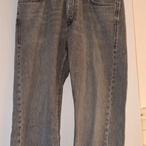 Grå jeans med raka ben från Jack & Jones - Säljer ett par grå jeans från Jack & Jones.