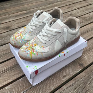 Paint Splatter Skor - Säljer mina feta skor som inte används längre, dem e en liknande modell av Maison Margiela paint splatters, obs ej original där av pris! Storlek 43, skick 8/10, hör av er vid minsta fundering!