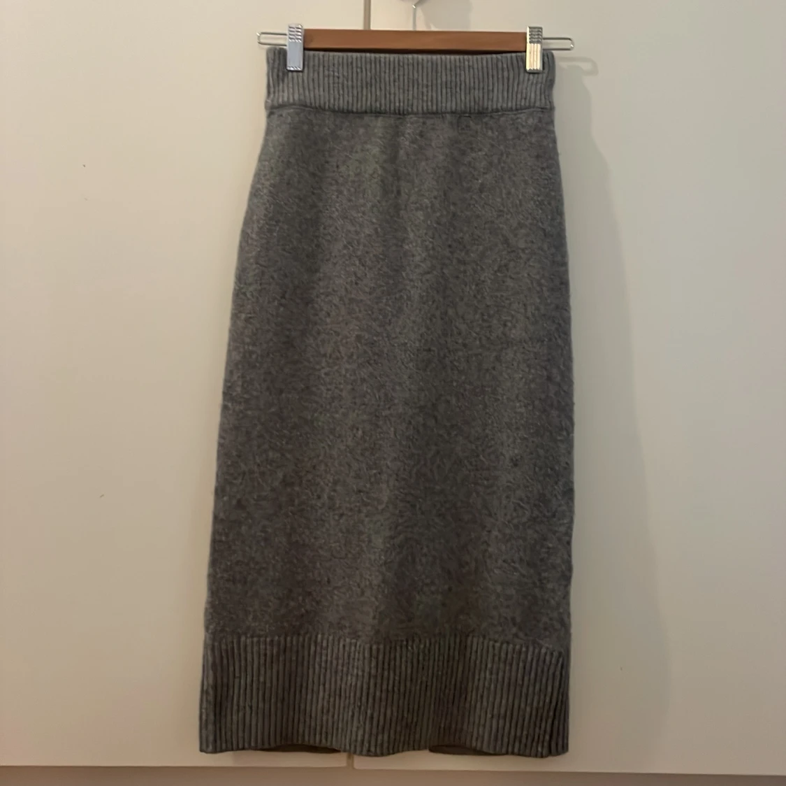 Grå stickad långkjol från H&M