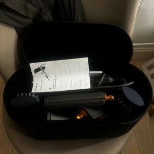 Dyson  - Säljer min dyson som jag har haft i ett år. Otroligt bra för att använda om man inte vill slita på håret. Man får med alla attachments samt lådan! Inga defekter. Köpt från dysons egna hemsida. 