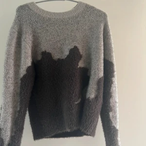 Weekday beige och brun stickad tröja - Supermjuk stickad tröja från Weekday i beige och mörkbrun med coolt abstrakt mönster. Tröjan har rund hals, lång ärm och en lite loose passform. 