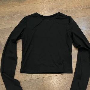 Långärmad tröja  - Långärmad tröja från Shein o storlek S. Den är lite lik träningstyg i materialet men tjockare.