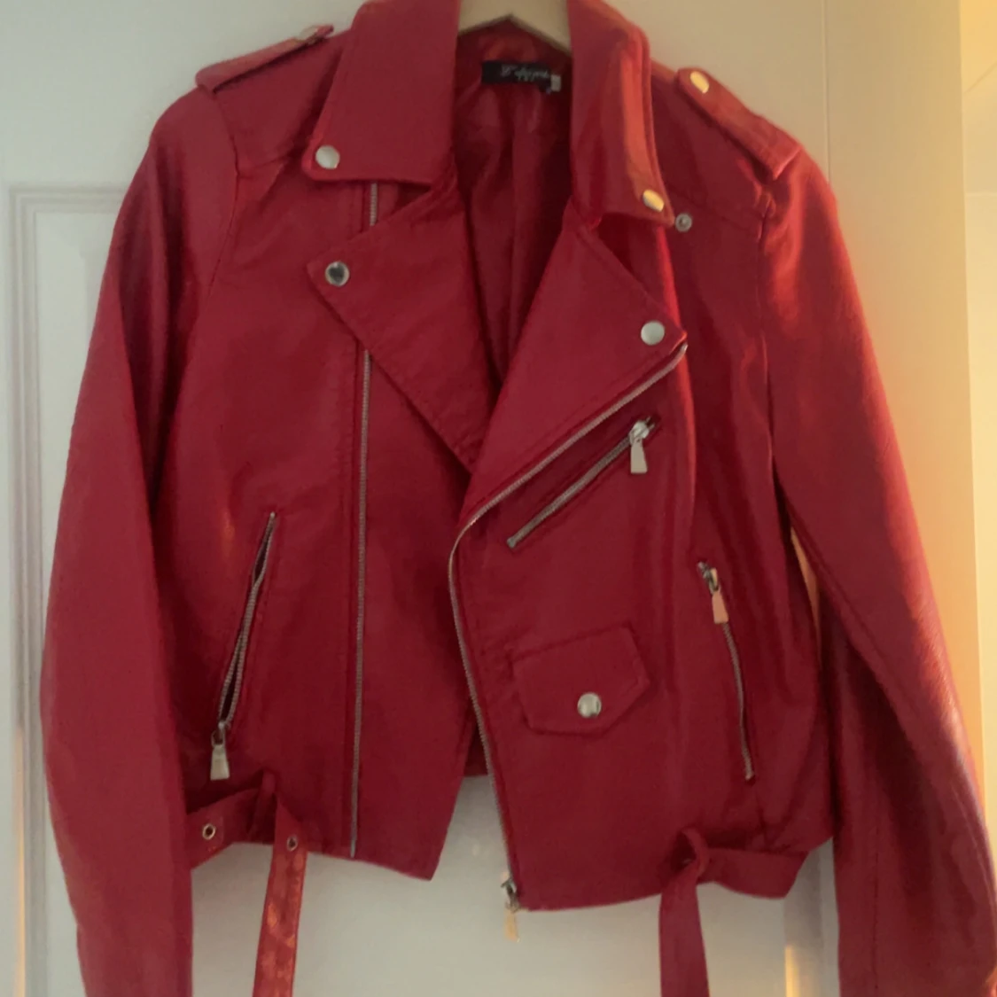 Röd skinnjacka från L'olive verte