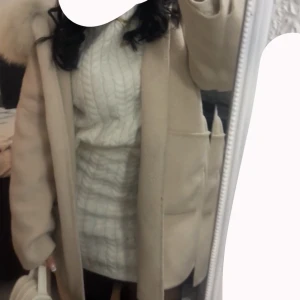 Beige kappa med pälskrage - Säljer en snygg beige kappa med  fluffig pälskrage. Jackan har stora fickor och går ner över höfterna. Perfekt för kalla dagar när du vill vara både varm och stilren. Endast använd i 3 månader, den är tvättad osså, kontakta för fler bilder 🫶🏼kan mötas upp i Malmö 
