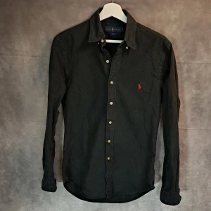 Ralph Lauren Skjorta - Stl S, Slim fit - Mycket fint skick, 9/10 | Stl S, slim fit | Han på bilden är 174cm lång och sitter fint | Hör av dig vid frågor | Mvh Galgen ✌️